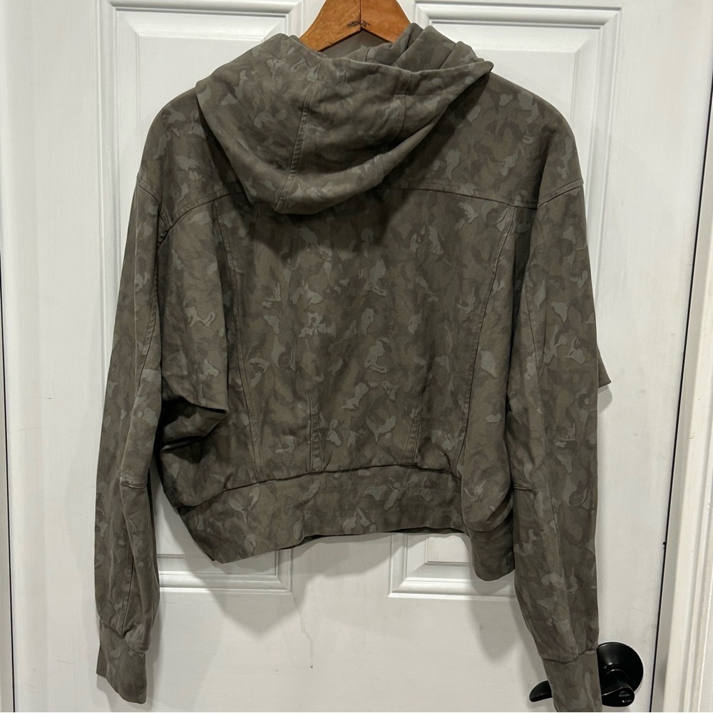 Athleta Farallon Printed Sweatshirt Womens Small Stratum Camo Laurel Olive Green - Picture 3 of 6